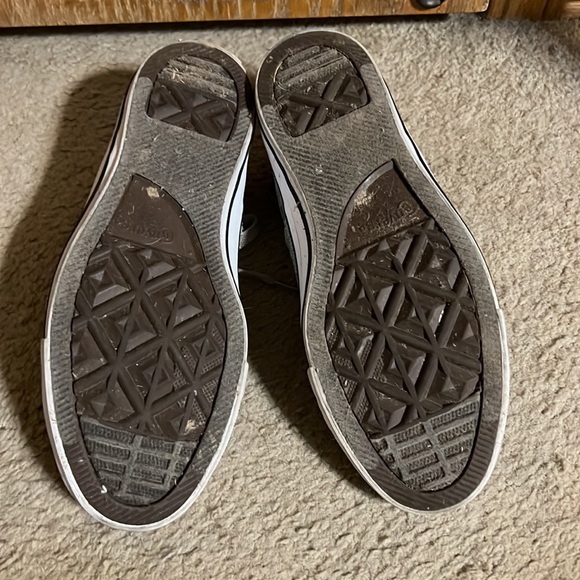 Nice HTF SIZE! Size 8 Womanโs Converse Tie Shoes. Grey Material! Very Nice! - Picture 4 of 5